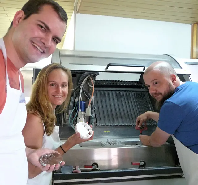 Foto Mitarbeiter an Maschine