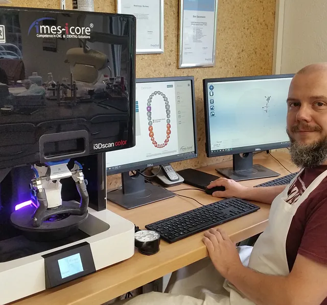 Foto Mitarbeiter am Computer